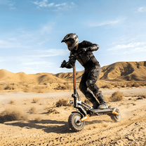 Pilota con il monopattino elettrico iScooter W12 in fuoristrada