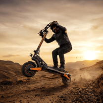 Pilota con il monopattino elettrico iScooter W12 in fuoristrada su terreno sabbioso al tramonto