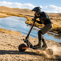 Pilota con il monopattino elettrico iScooter W12 in fuoristrada su terreno sabbioso