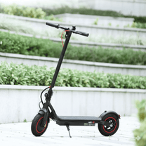 Monopattino elettrico iScooter W6 visto di lato in un parco