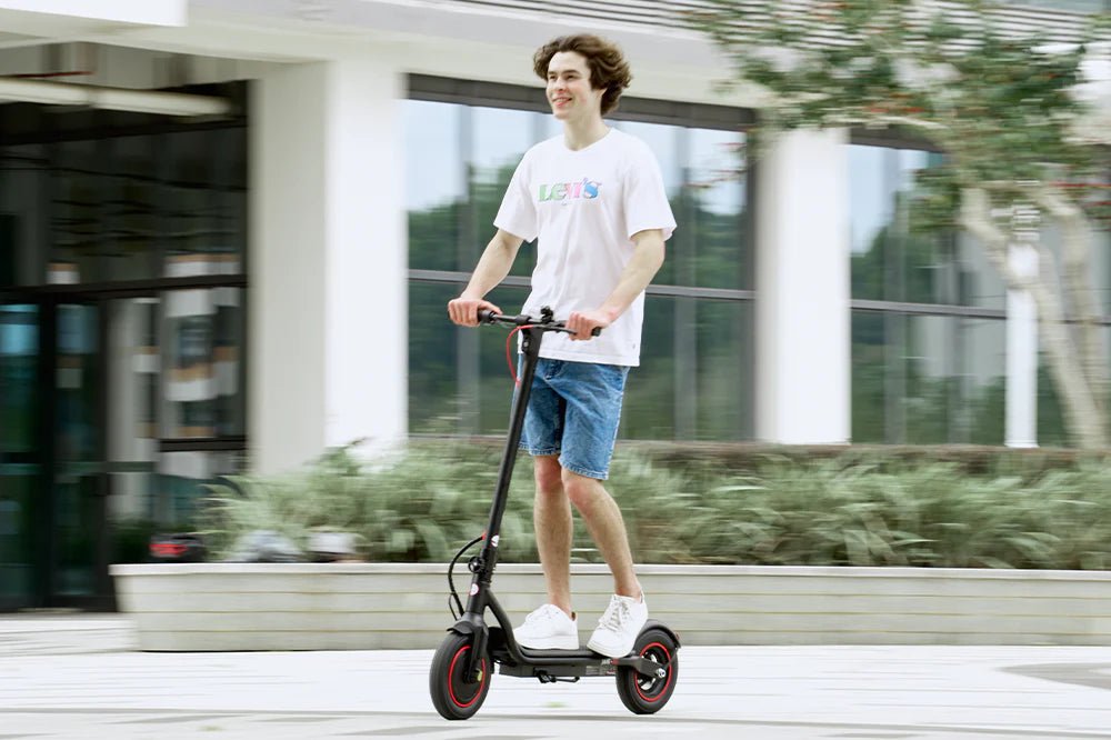 Persona alla guida del monopattino elettrico iScooter W6 in città