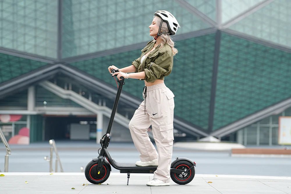 Donna alla guida del monopattino elettrico iScooter W6 in città