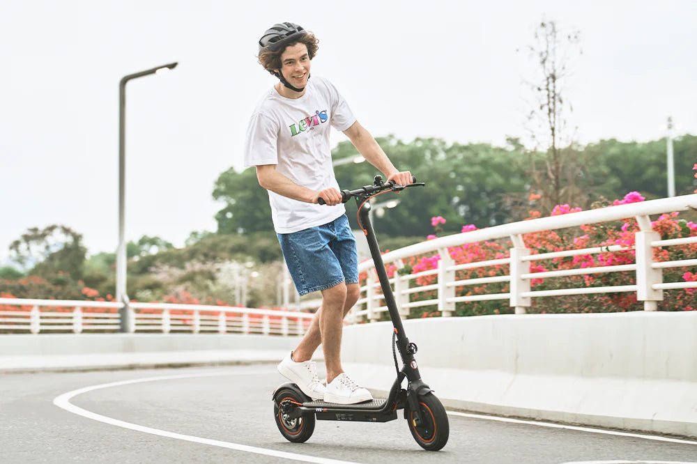 Persona alla guida del monopattino elettrico iScooter W6 in città