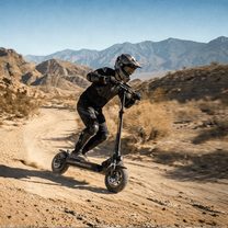 Pilota con il monopattino elettrico iScooter W9 Air in fuoristrada su terreno sabbioso
