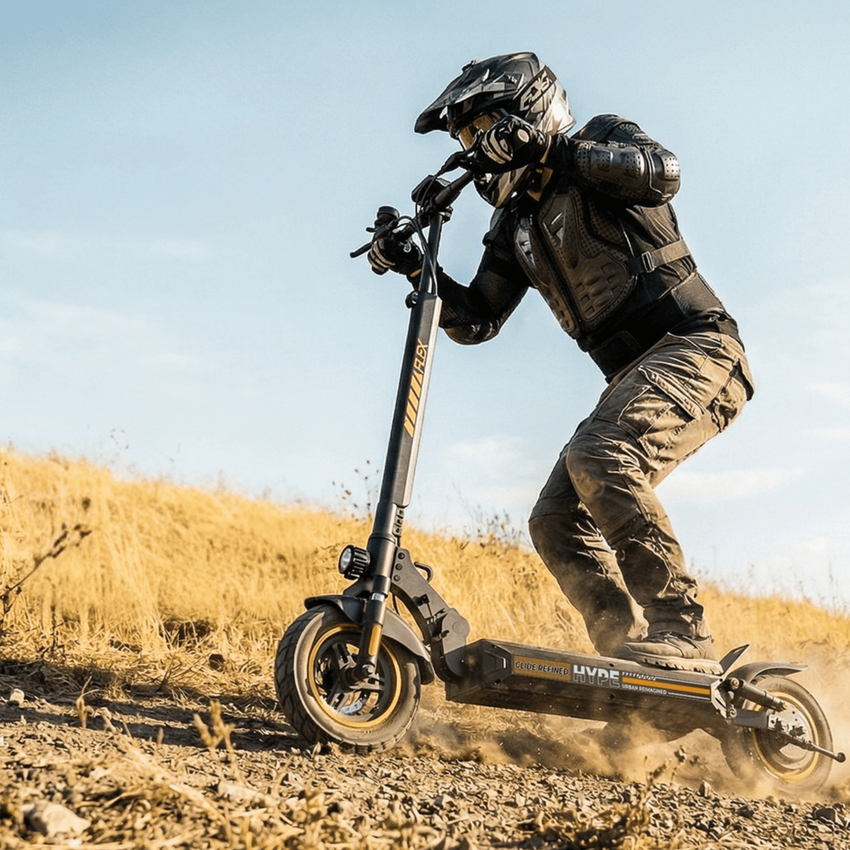 Pilota con il monopattino elettrico iScooter W9 Air in fuoristrada
