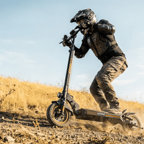 Pilota con il monopattino elettrico iScooter W9 Air in fuoristrada