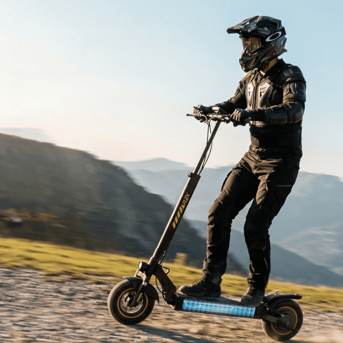 Pilota con il monopattino elettrico iScooter W9 Air in fuoristrada
