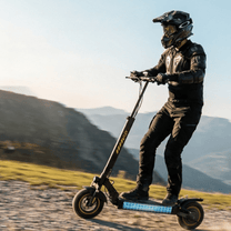 Pilota con il monopattino elettrico iScooter W9 Air in fuoristrada