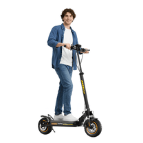 Persona in piedi con il monopattino elettrico iScooter W9 Air su sfondo bianco
