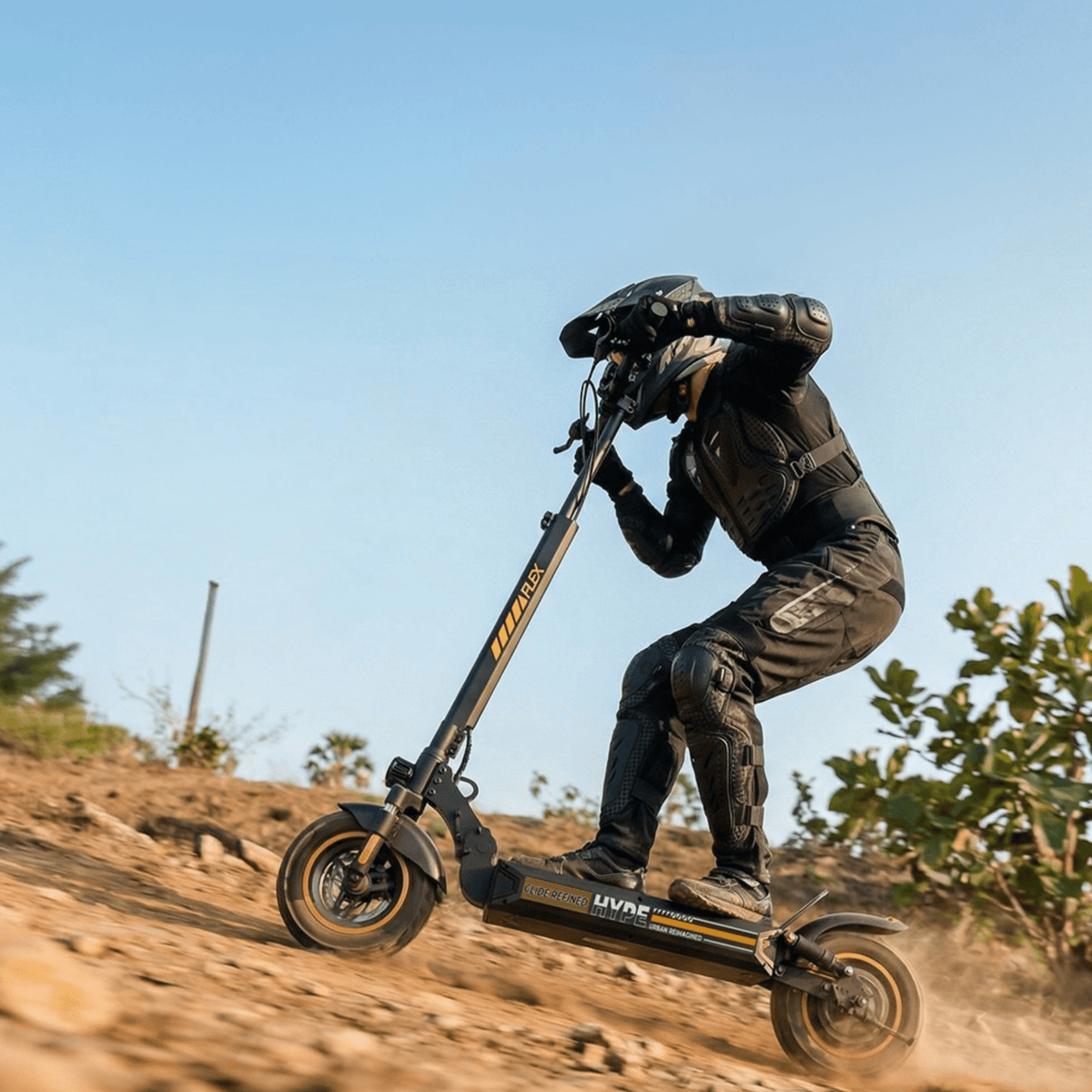Pilota con il monopattino elettrico iScooter W9 Air in fuoristrada