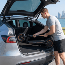 Monopattino elettrico iScooter W9 Air piegato nel bagagliaio