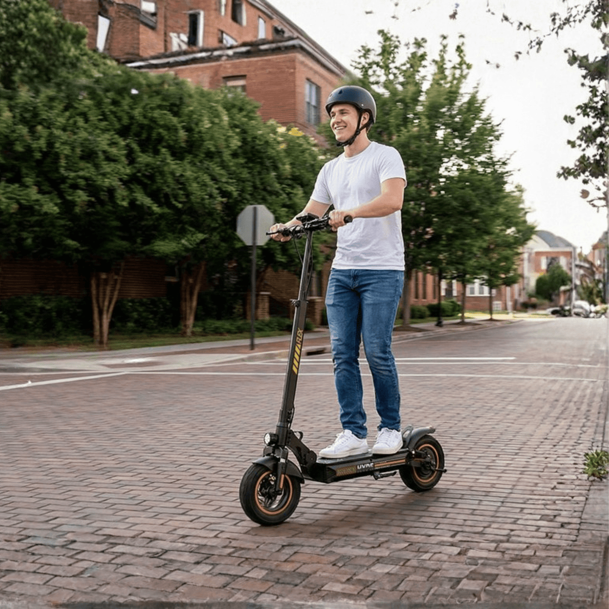 Persona alla guida del monopattino elettrico iScooter W9 Air in città