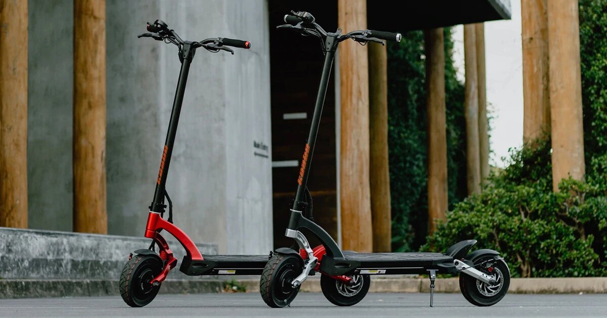 Monopattino elettrico KAABO MANTIS 10 ECO visto di tre quarti in una strada