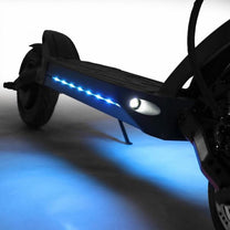 Monopattino elettrico KAABO MANTIS 8 PLUS con le luci accese