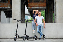 Due persone con il monopattino elettrico KAABO MANTIS 8 PLUS in una strada