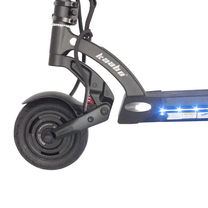 Monopattino elettrico KAABO MANTIS 8 PLUS con le luci accese