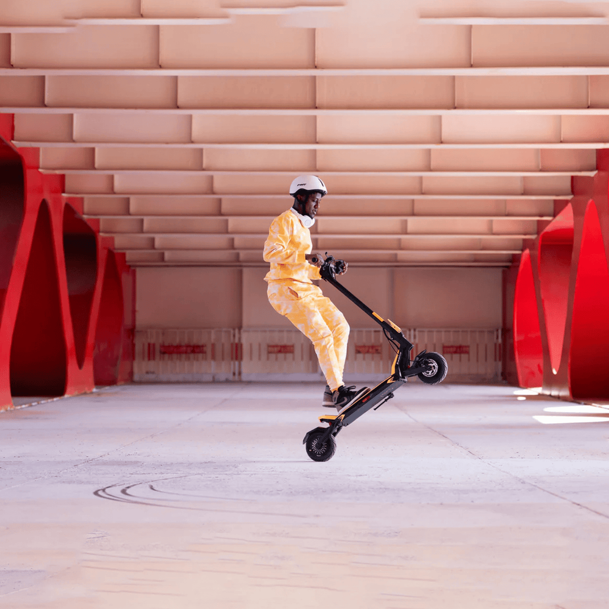 Pilota che salta con il monopattino elettrico KAABO URBAN al chiuso