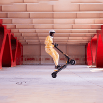 Pilota che salta con il monopattino elettrico KAABO URBAN al chiuso