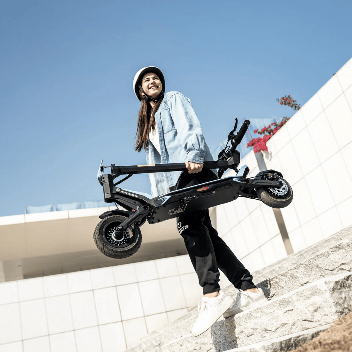 Persona seduta accanto al monopattino elettrico KAABO URBAN