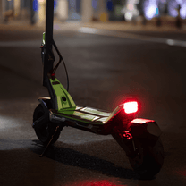 Luce posteriore del KAABO URBAN in un ambiente serale