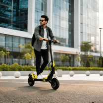 Uomo alla guida del monopattino elettrico KAABO URBAN in una strada