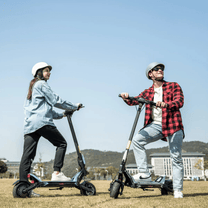 Due persone con il monopattino elettrico KAABO URBAN