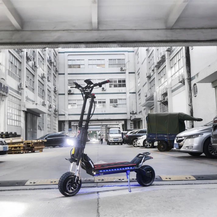 Monopattino elettrico KAABO WOLF KING GTR MAX visto di tre quarti in una strada