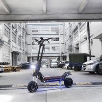 Monopattino elettrico KAABO WOLF KING GTR MAX visto di tre quarti in una strada