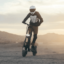 Persona alla guida del monopattino elettrico KAABO WOLF WARRIOR 11 MAX al tramonto