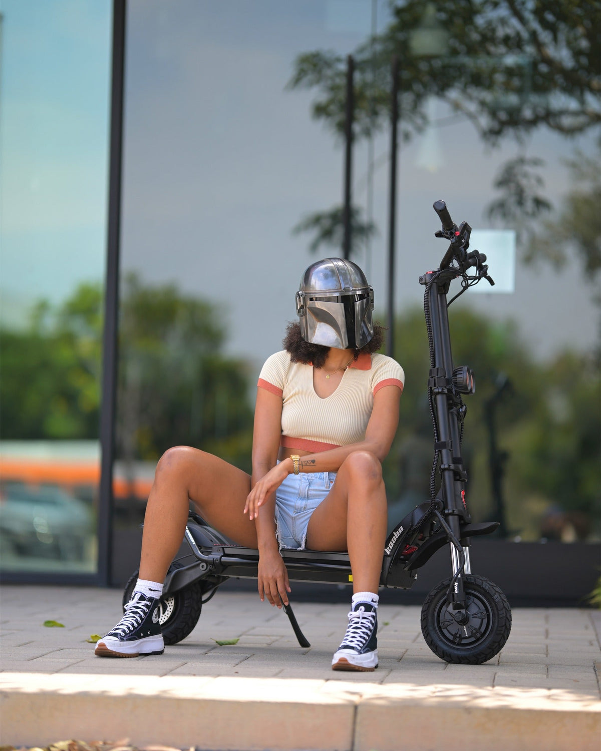 Persona seduta accanto al monopattino elettrico KAABO WOLF WARRIOR 11 MAX