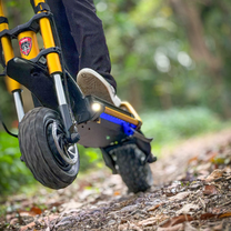 Ruota anteriore e forcella del KAABO WOLF WARRIOR 11 MAX nel bosco