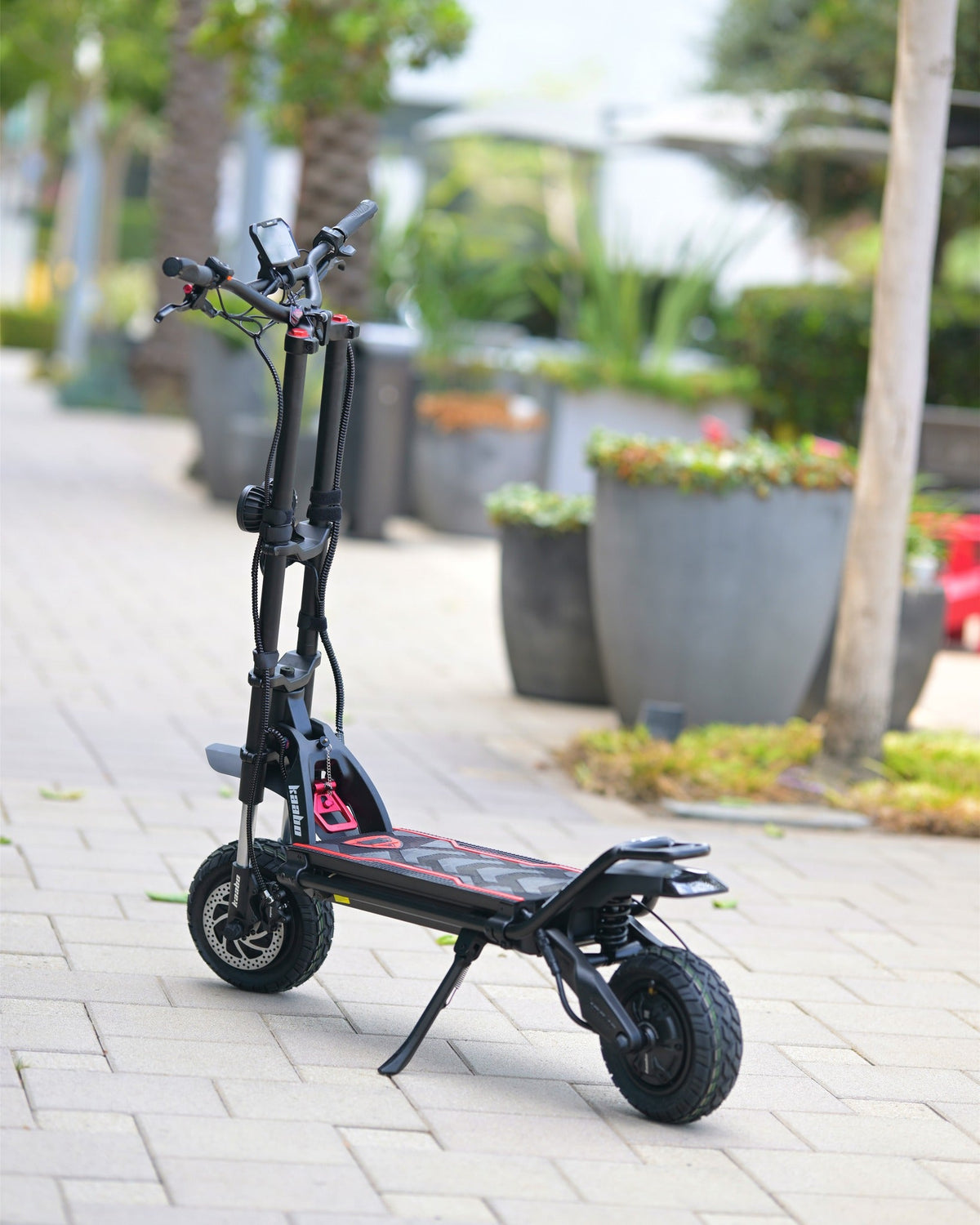 Monopattino elettrico KAABO WOLF WARRIOR 11 MAX visto di tre quarti in una strada