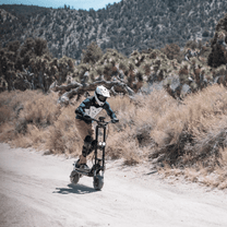 Persona alla guida del monopattino elettrico KAABO WOLF WARRIOR 11 MAX su un sentiero