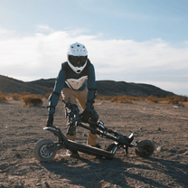 Persona alla guida del monopattino elettrico KAABO WOLF WARRIOR 11 MAX nel deserto