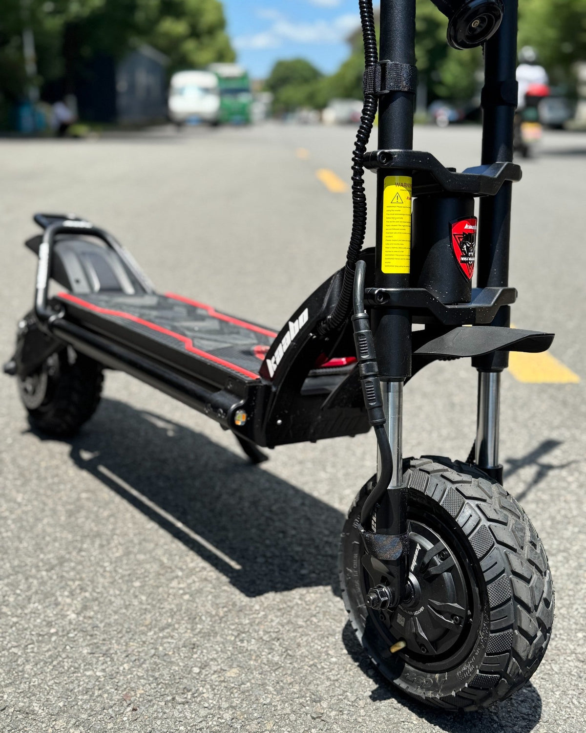Ruota anteriore e forcella del KAABO WOLF WARRIOR 11 MAX in una strada