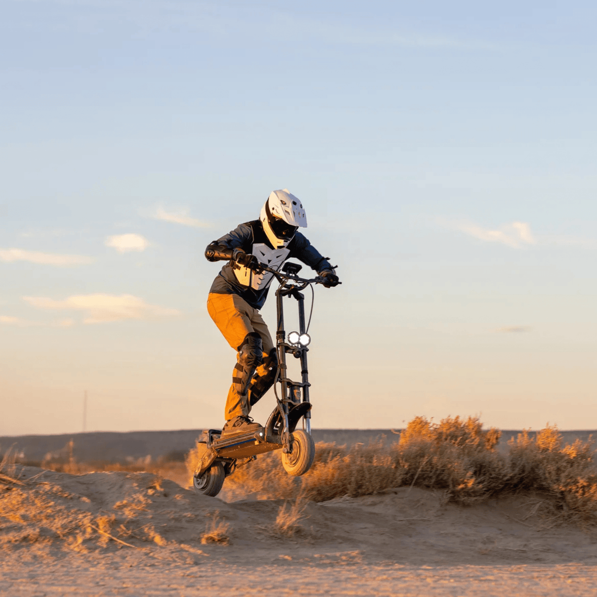 Pilota che salta con il monopattino elettrico KAABO WOLF WARRIOR 11 MAX nel deserto