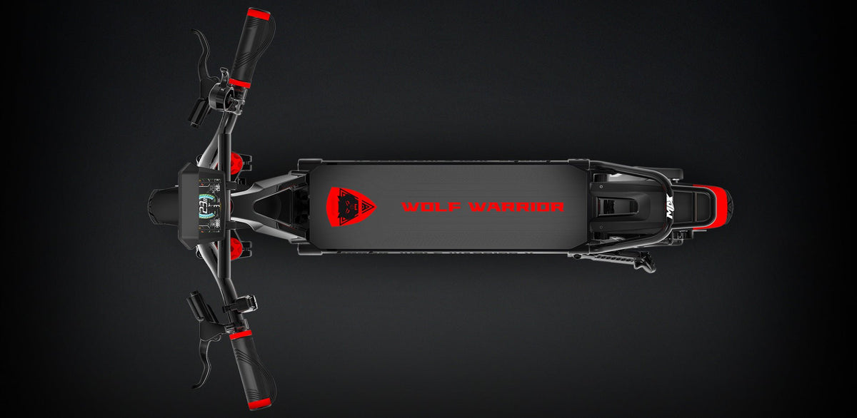 Monopattino elettrico KAABO WOLF WARRIOR X MAX visto dall'alto su sfondo scuro
