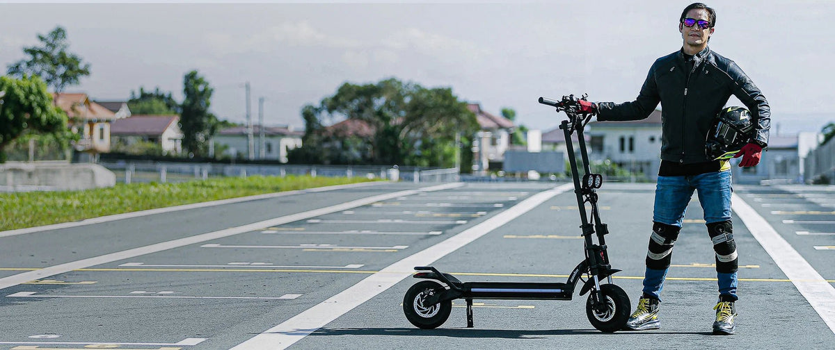 Persona in piedi con il monopattino elettrico KAABO WOLF WARRIOR X MAX