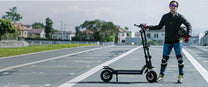 Persona in piedi con il monopattino elettrico KAABO WOLF WARRIOR X MAX