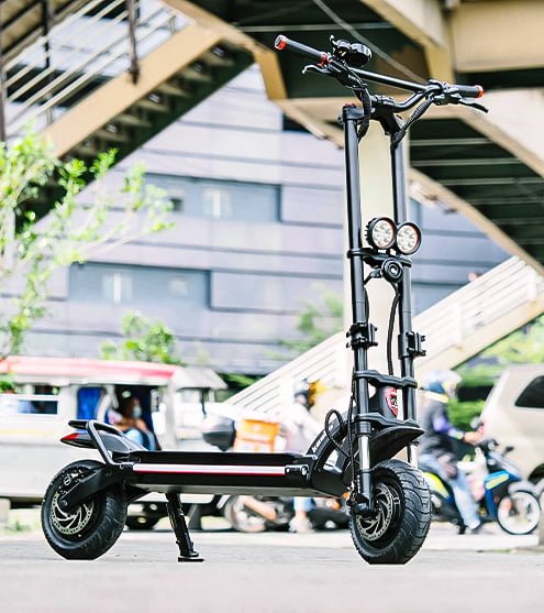 Monopattino elettrico KAABO WOLF WARRIOR X MAX visto di tre quarti in città