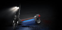 Monopattino elettrico KAABO WOLF WARRIOR X MAX con le luci accese su sfondo scuro