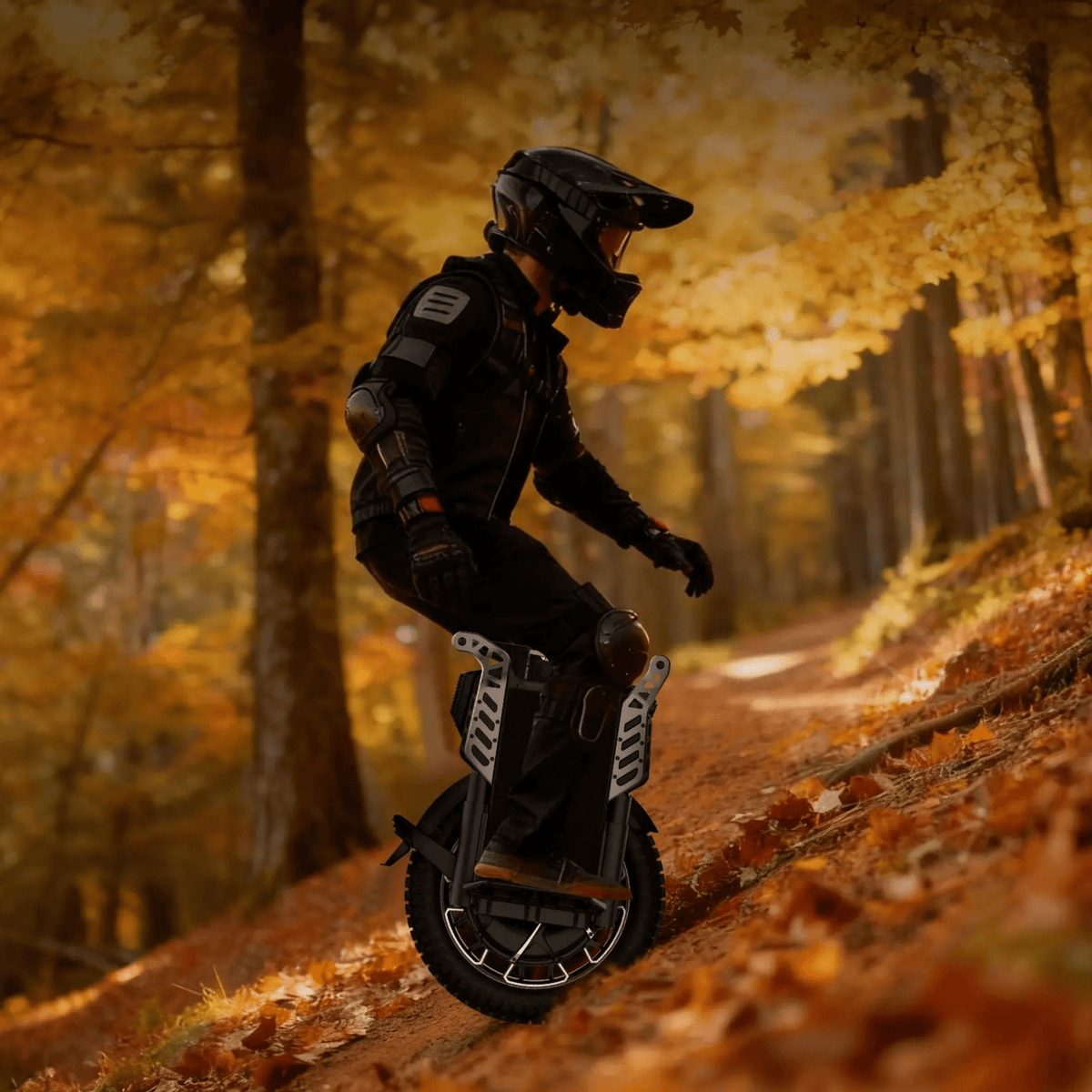 Persona alla guida del monociclo elettrico KingSong F22 Pro nel bosco