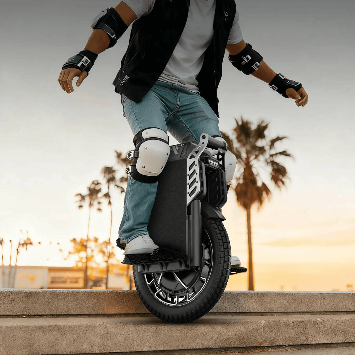 Persona alla guida del monociclo elettrico KingSong F22 Pro