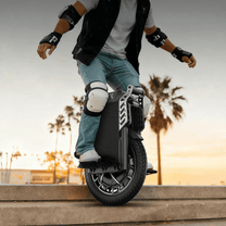 Persona alla guida del monociclo elettrico KingSong F22 Pro