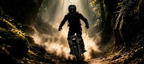 Persona alla guida del monociclo elettrico KingSong F22 Pro nel bosco