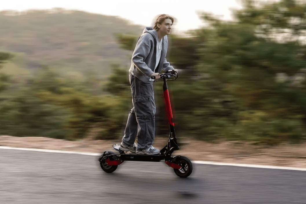 Persona alla guida del monopattino elettrico KOOLUX U1 su strada