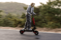Persona alla guida del monopattino elettrico KOOLUX U1 su strada
