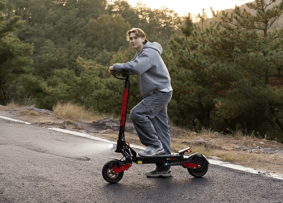 Persona alla guida del monopattino elettrico KOOLUX U1 su strada