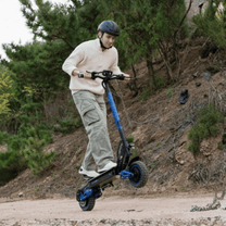 Uomo alla guida del monopattino elettrico KOOLUX U1 Pro su un sentiero