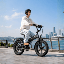 Uomo alla guida della fat bike elettrica pieghevole KOOLUX X12 Pro in città